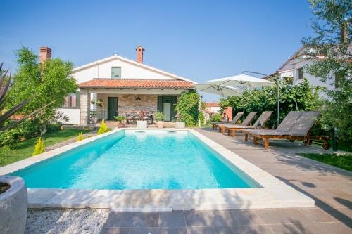 Comfortable Villa Marinela With Pool And Garden