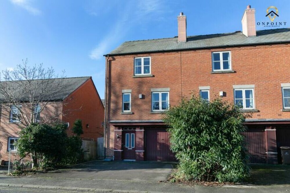 Captivating & Comfy 3 Bed Home 2Parking