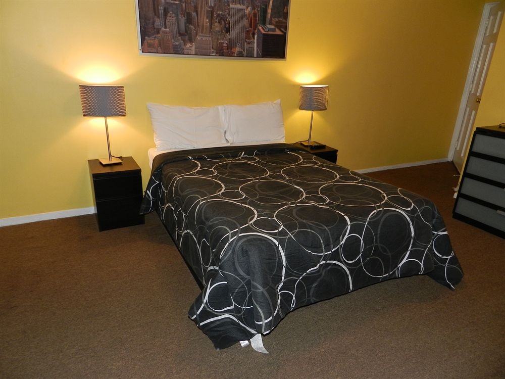 Central Motel Courtyard