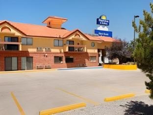 Days Inn & Suites by Wyndham Red Rock-Gallup