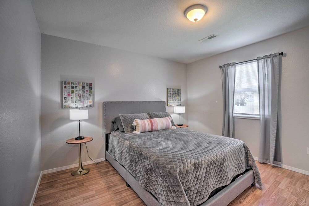 Charming One-Level Home W/ Deck, Walk To Dtwn