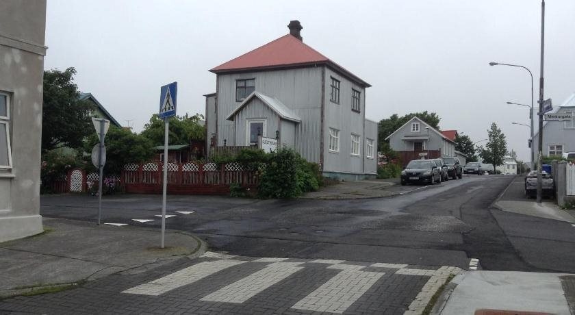 Eddas Farmhouse In Town