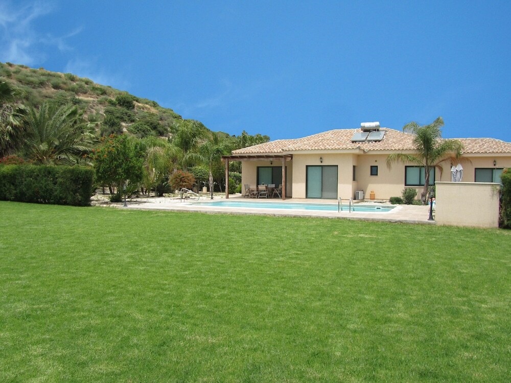 Gorgeous Bungalow By Pissouri Bay, With Private Pool, Landcaped Garden