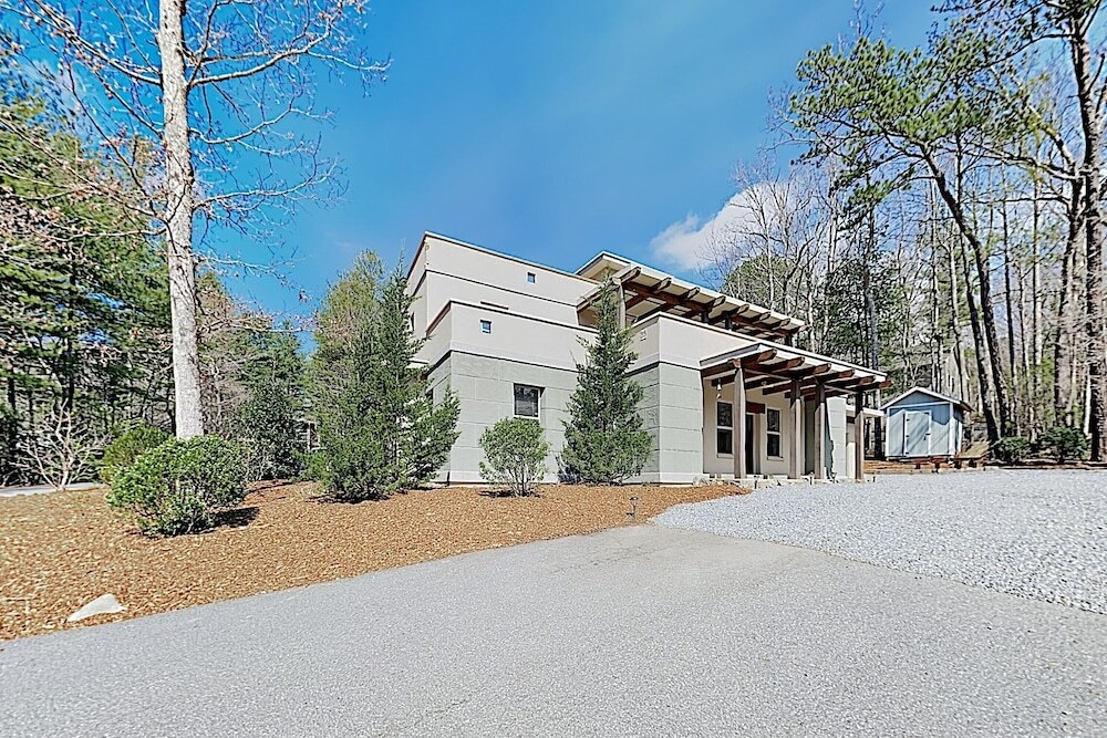 Custom Eco W/ Large Balcony, Walk Downtown 3 Bedroom Home