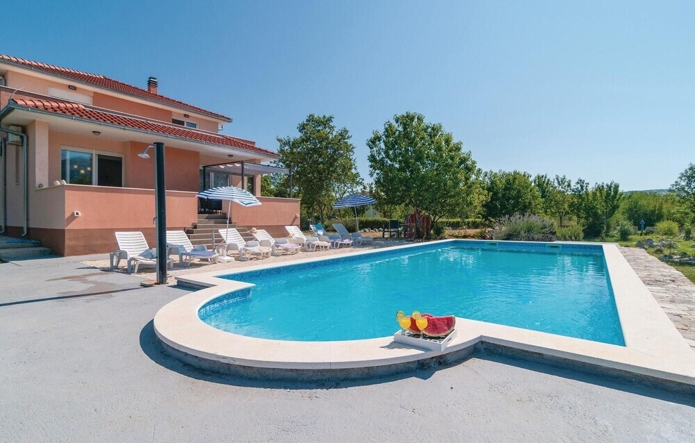 Awesome Home In Dugopolje With Wifi And 5 Bedrooms