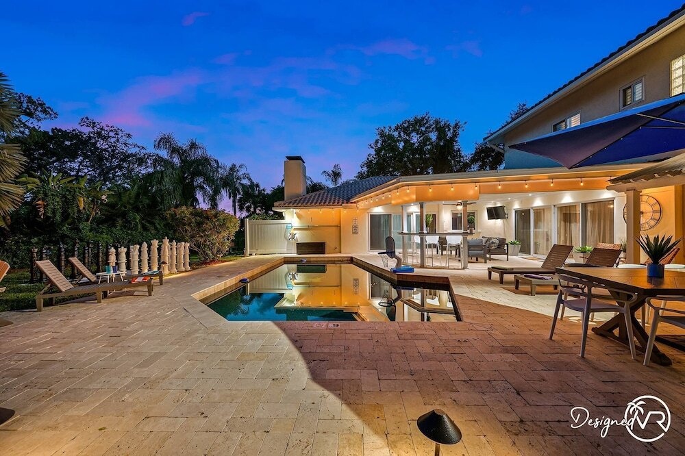 8Br Villa With Heated Pool Near Beach