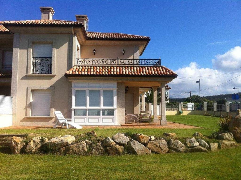 Chalet Pareado Con Jardin En 1 Linea De Mar