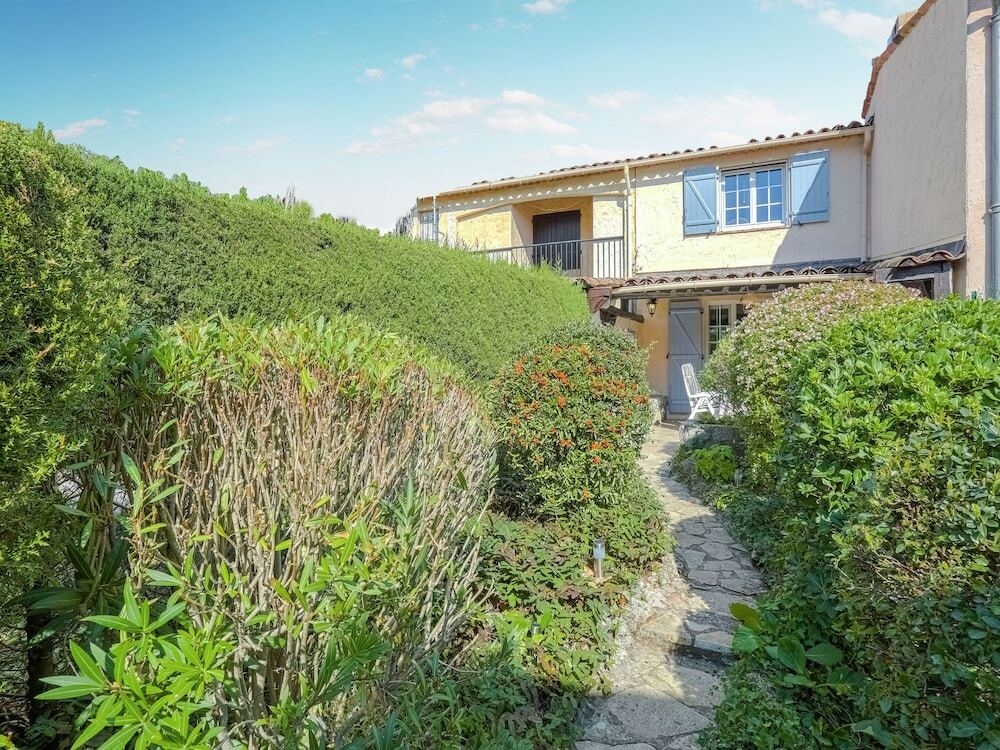 Classy Holiday Home With Swimming Pool Bbq Terrace Garden