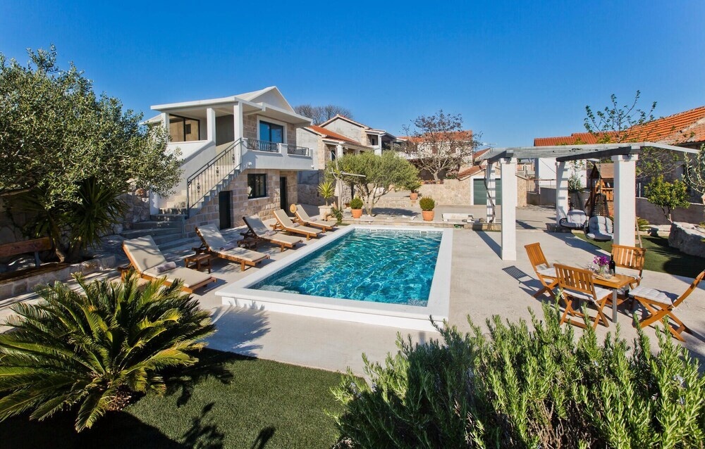 Awesome Home In Bogomolje With Outdoor Swimming Pool, Wifi And 3 Bedrooms