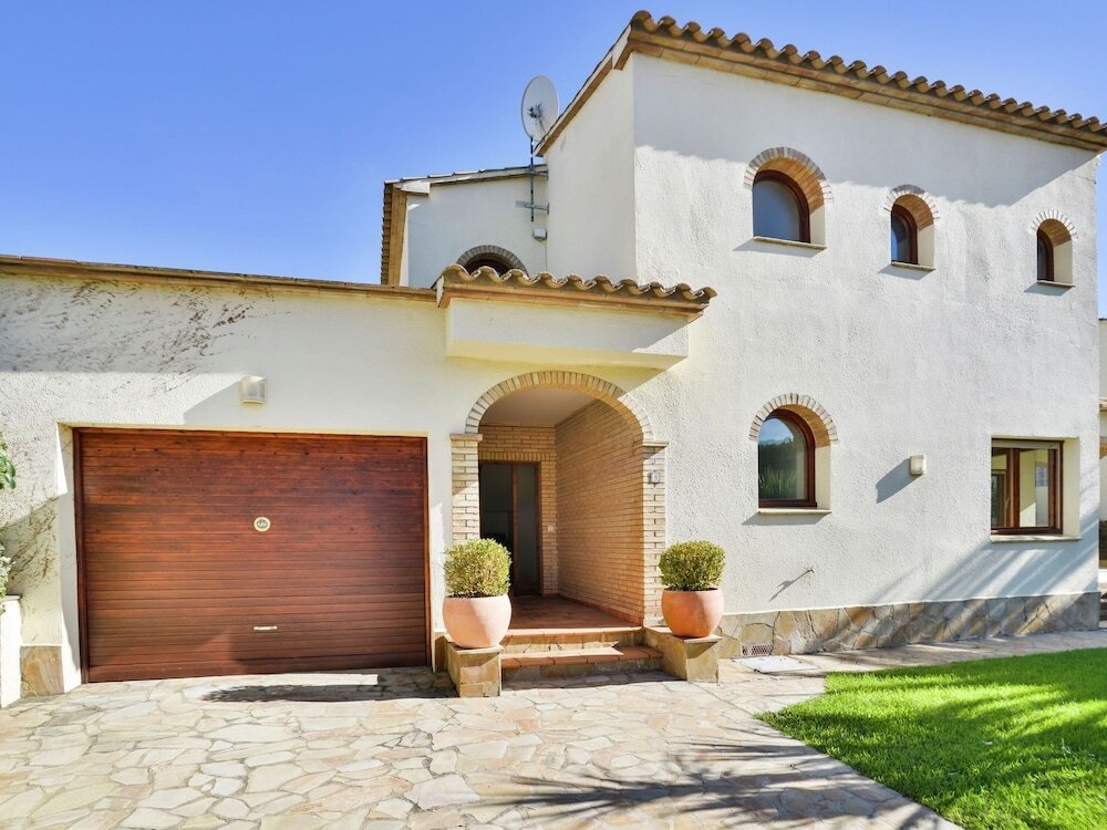 Detached Villa With Privated Pool Situated At The Seafront In Sant Pere Pescador