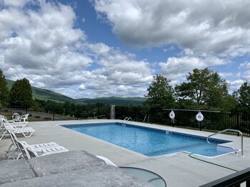 Cloud 9 Inn & Suites Lake George