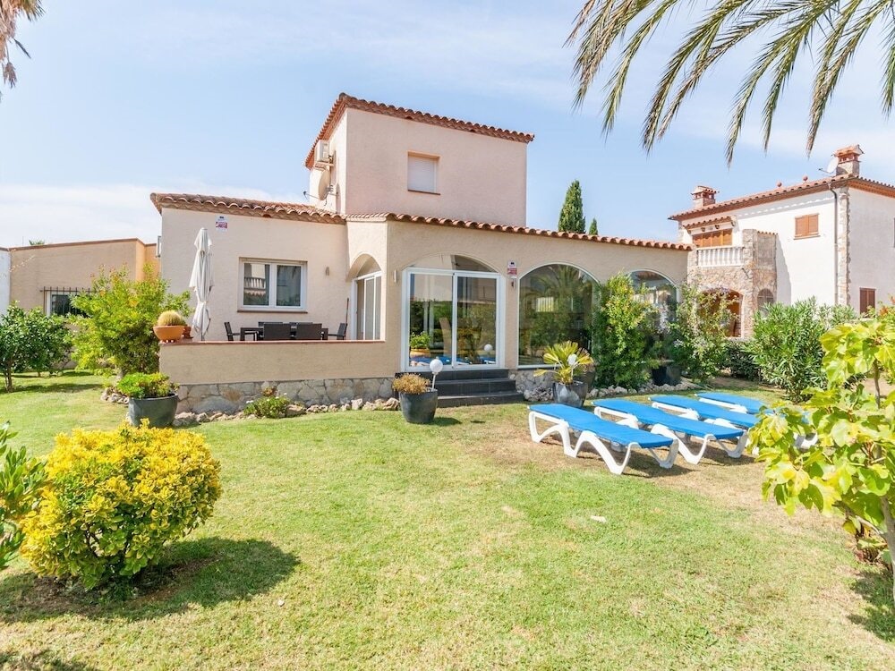 Fantastic Villa For 6 People With Communal Pool In Vilacolum
