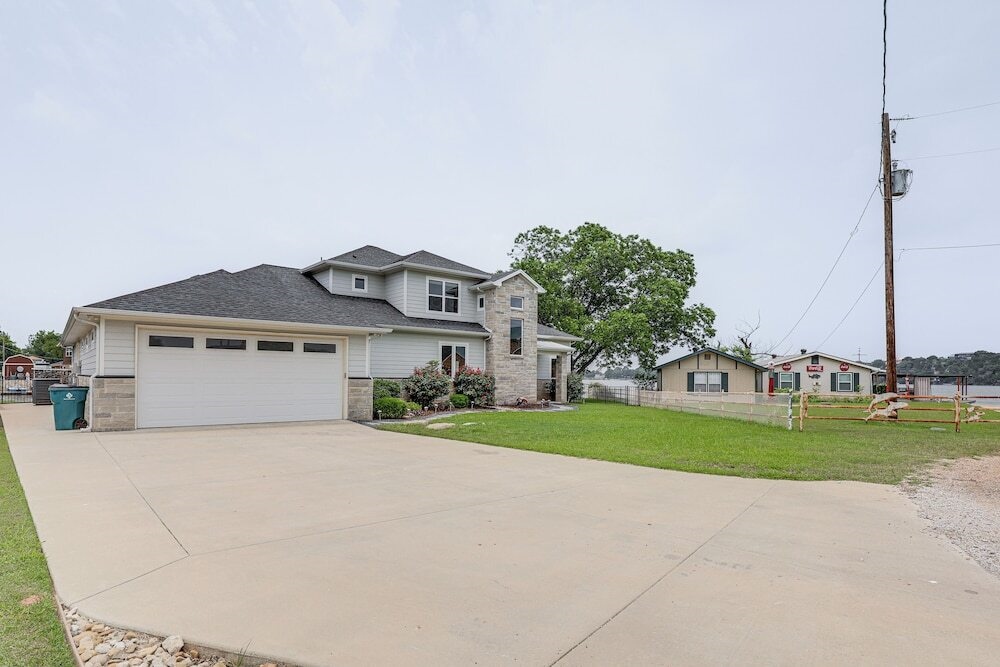 Gorgeous Granbury Lake House W/ Hot Tub & Dock!