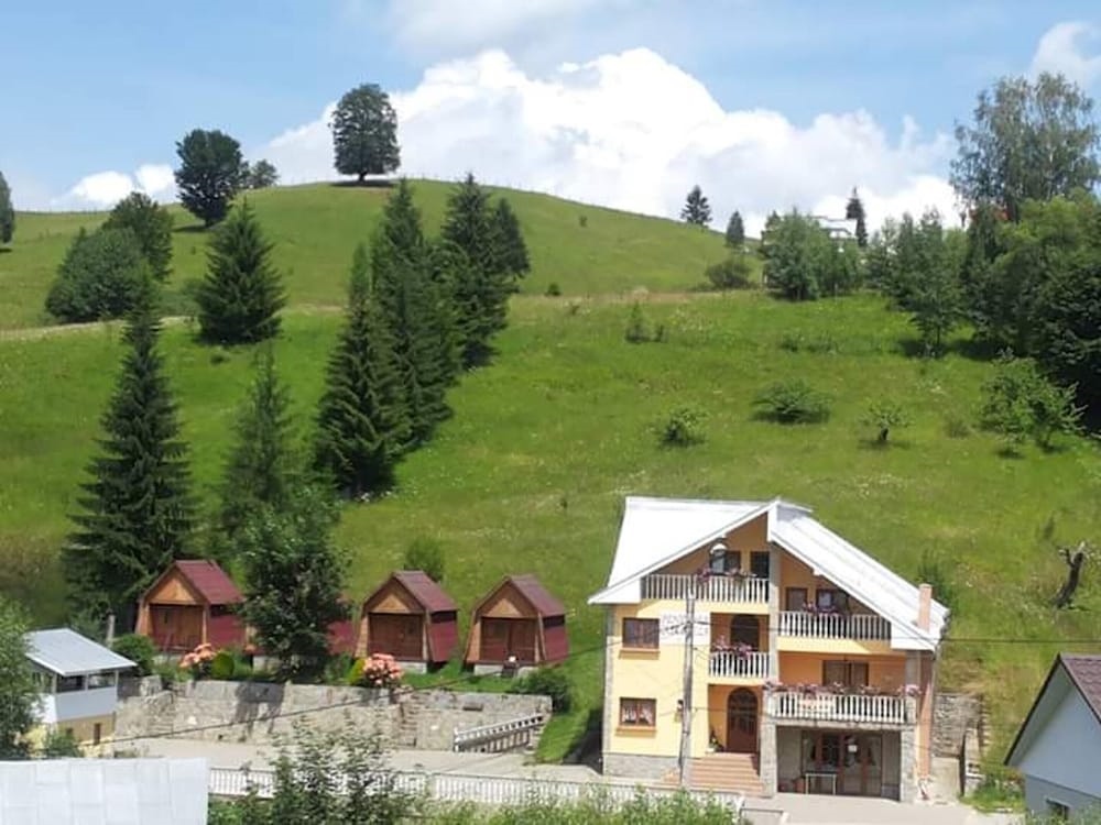 House With 10 Bedrooms In Durau, With Wonderful Mountain View And Enclosed Garden - 100 M From The Slopes