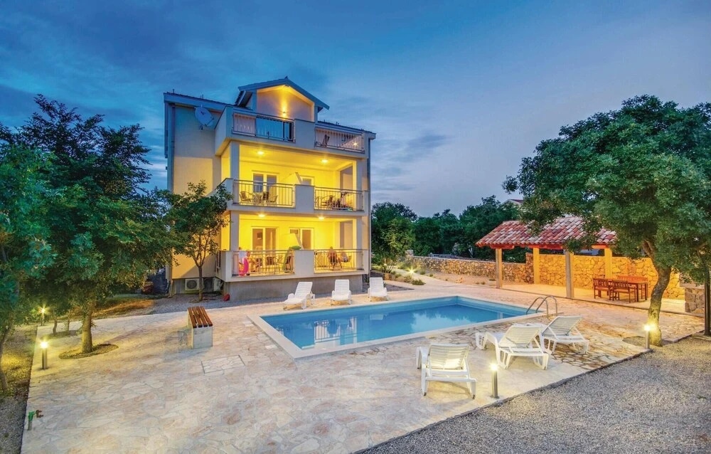 Amazing Home In Pinezici With Wifi And 2 Bedrooms