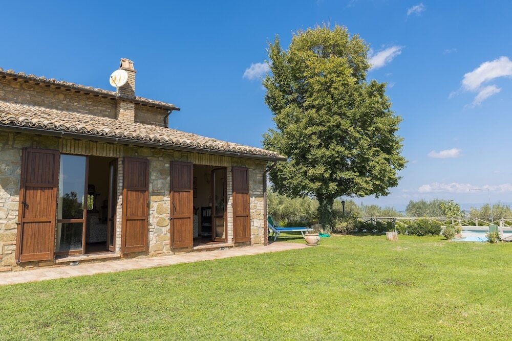 6 Bedrooms Umbrian Farmhouse