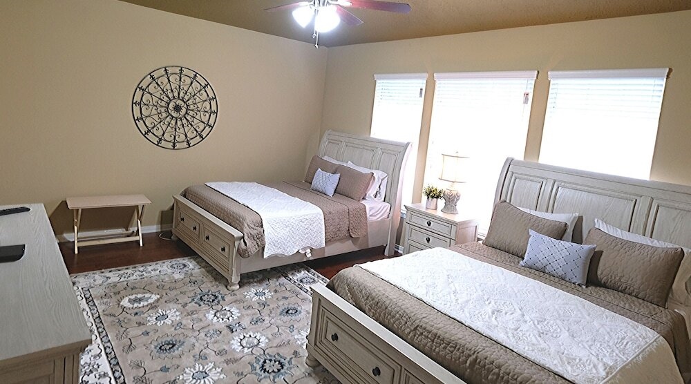 6Bdrm 3.5Bath 14Beds - 2 Story Houston