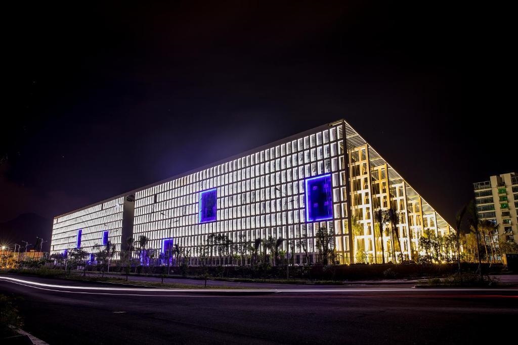 Big White Whale Ocean Exploration World