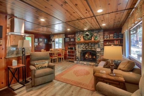 16 Chipmunks Holiday