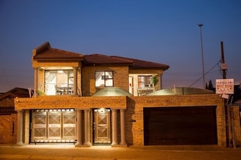 Ekuthuleni Guest House(Soweto)