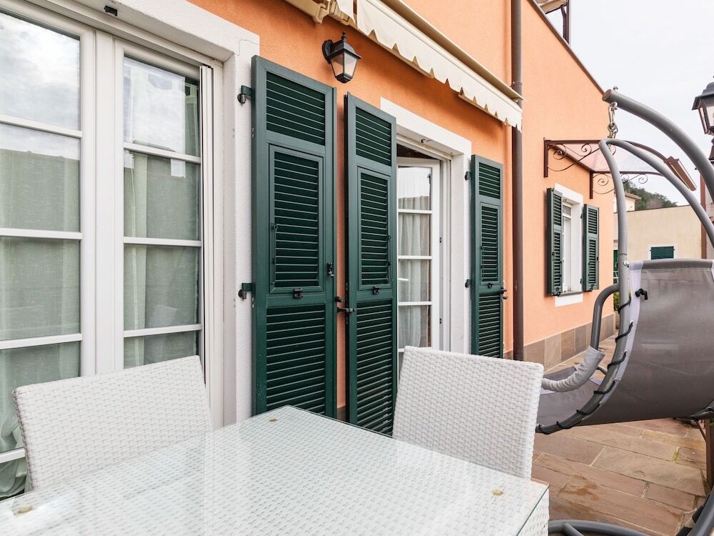 Graceful Holiday Home In Magliolo With Swimming Pool