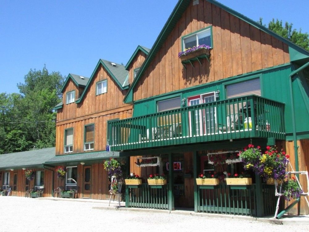 Dwight Village Motel