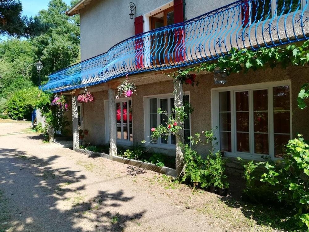 Apartment With 2 Bedrooms In Cormatin, With Wonderful City View, Pool Access, Enclosed Garden