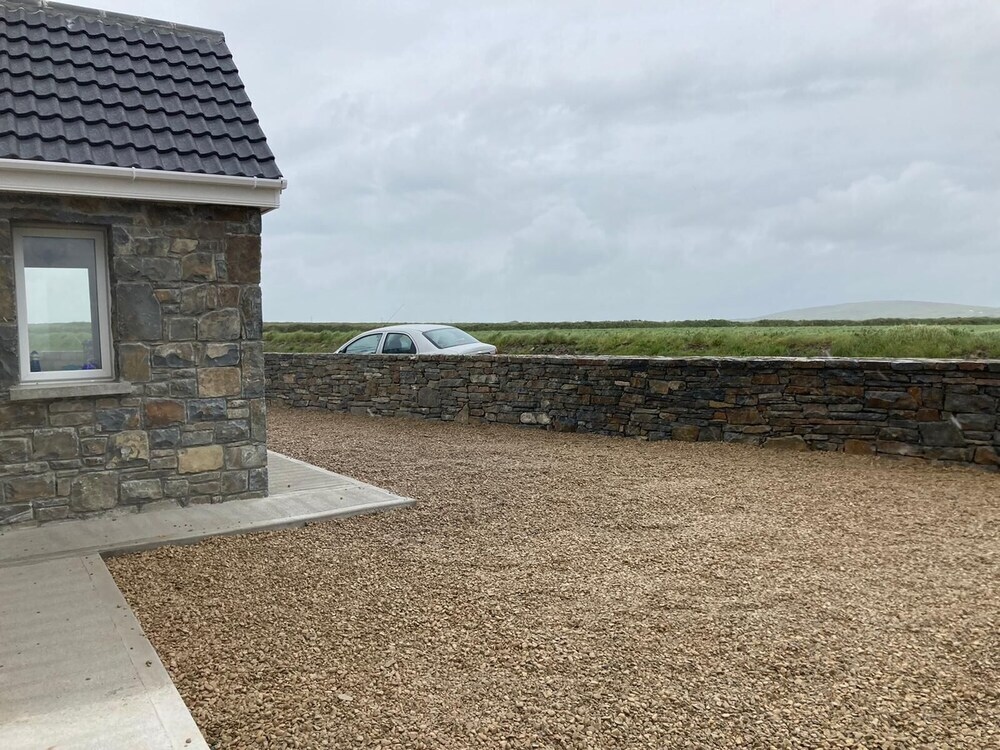 Beautiful 3-Bed Cottage In Scenic Sea View