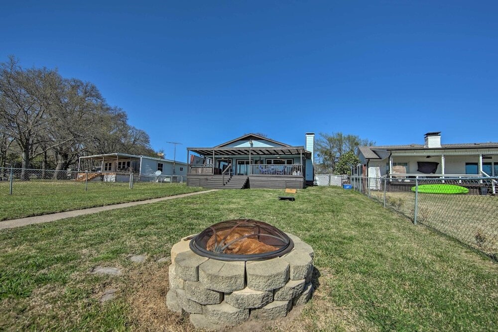 Gun Barrel City Home W/ Hot Tub!