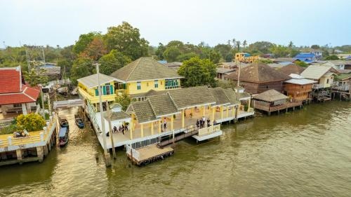 RoomQuest Baan Khun Phra The Iconic