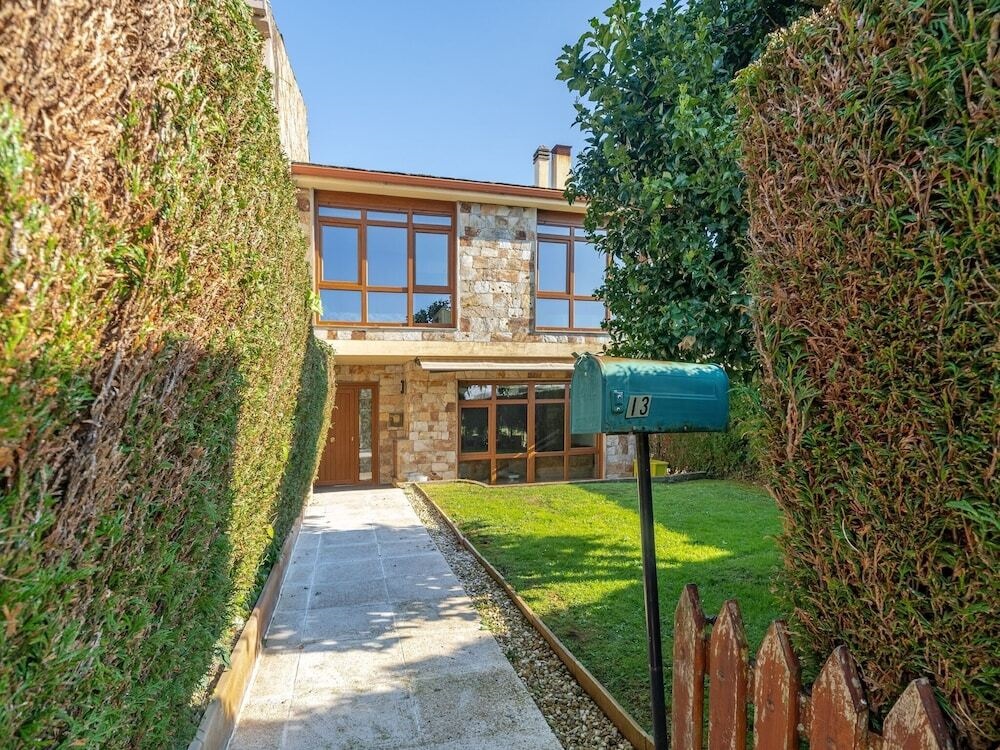 Classy Holiday Home With Swimming Pool, Garden, Bbq, Parking