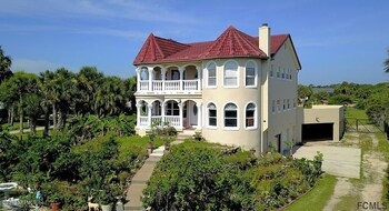 Castle By The Sea, 7 Bedroom, Ocean View, Putting Green, Tiki Bar, Sleeps 17