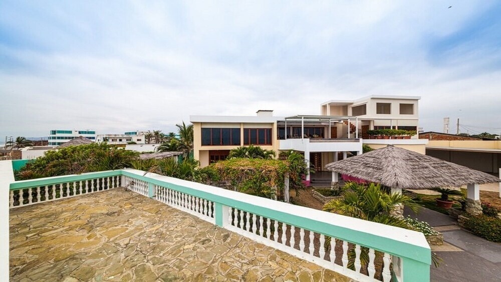 Absolute Beach Front 1 Bed Apart.. Secure Parking