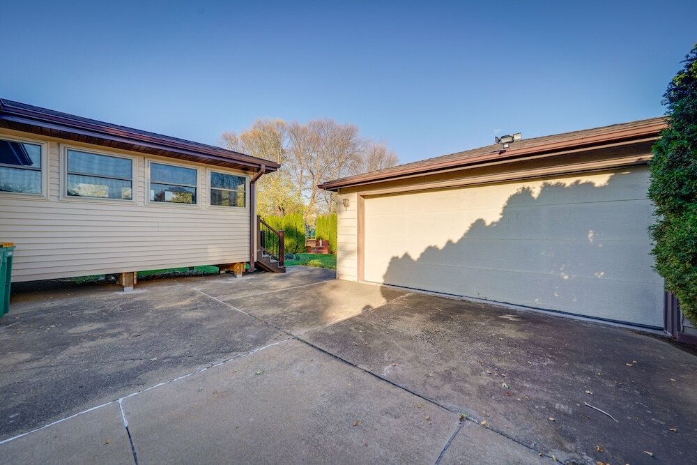 'Coty's House' Illinois Getaway W/ Bar: Near Golf!