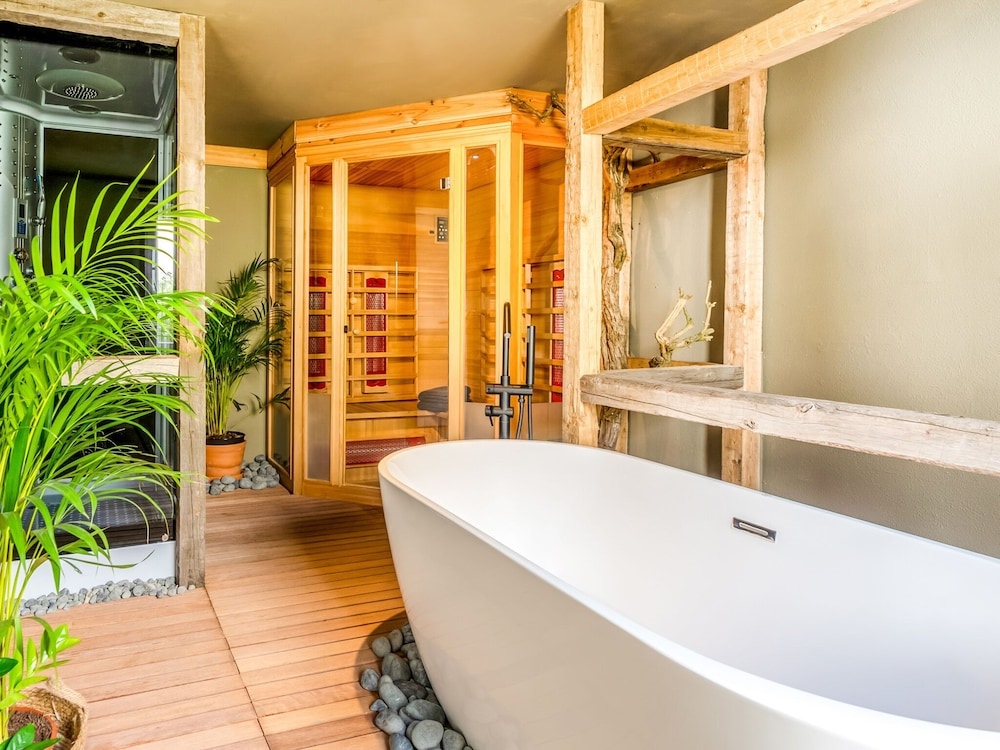 Lavish Holiday Home in Spaubeek with Turkish Steambath