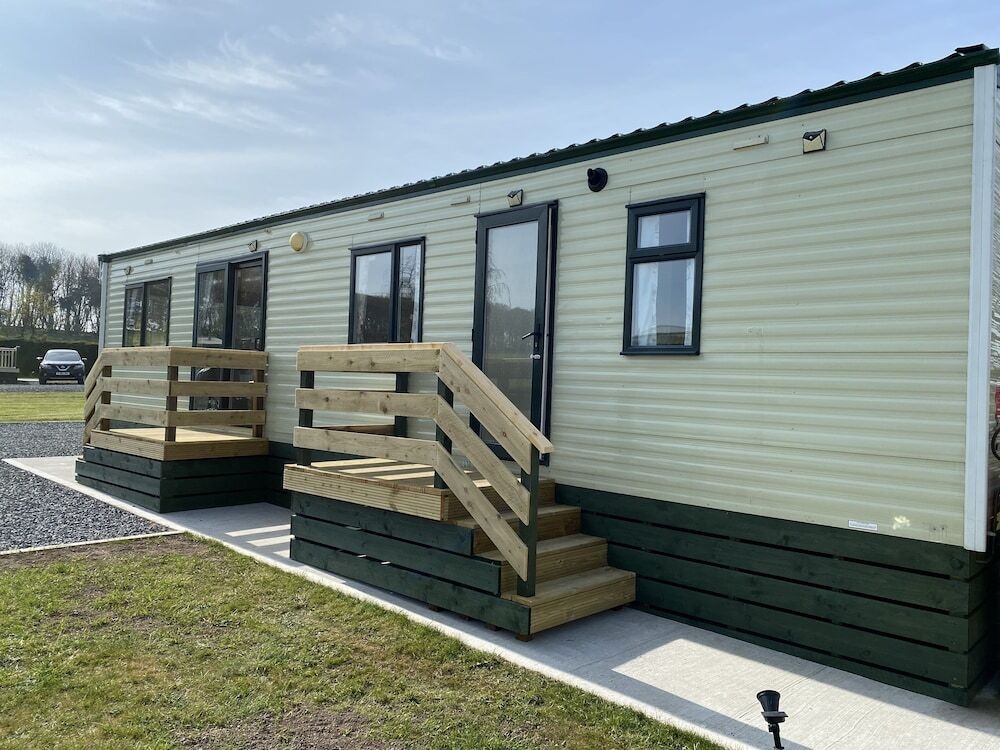 Caravan - Sleeps 4 - Pet Friendly - Parking