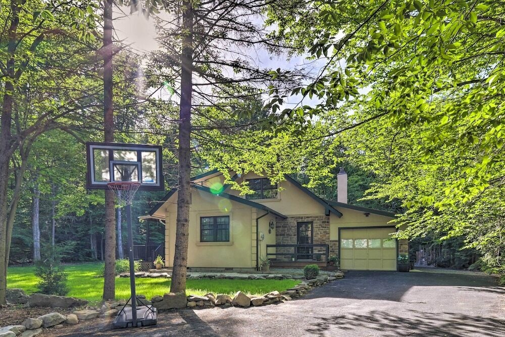 Charming Poconos Cottage W/ Covered Deck & Grill!