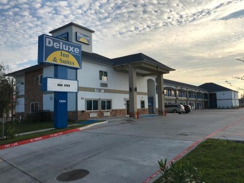 Deluxe Inn & Suites Baytown
