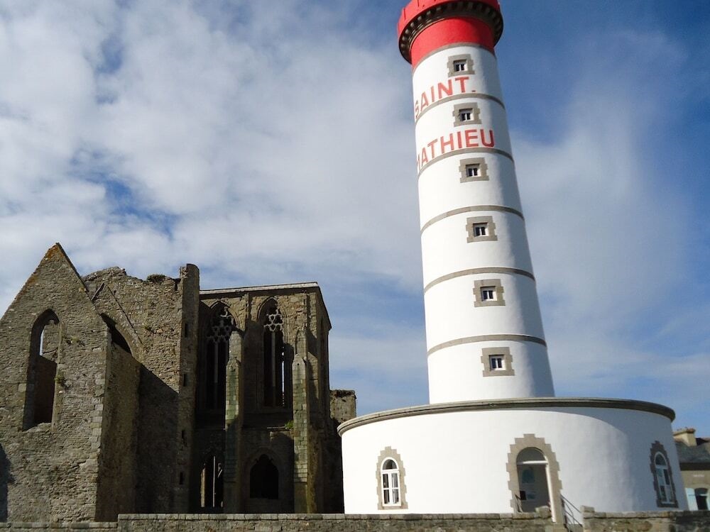 Cozy Holiday Home in Plogoff Near Beach