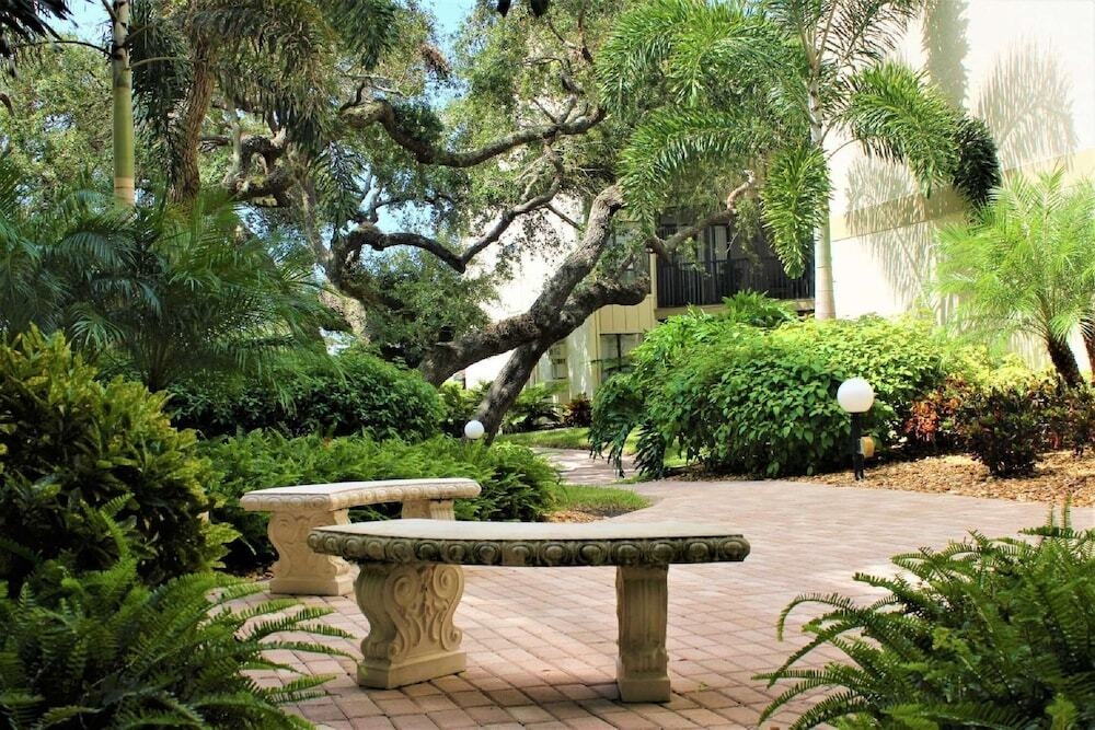 Bay Oaks, 4Th Floor Corner - Elevator