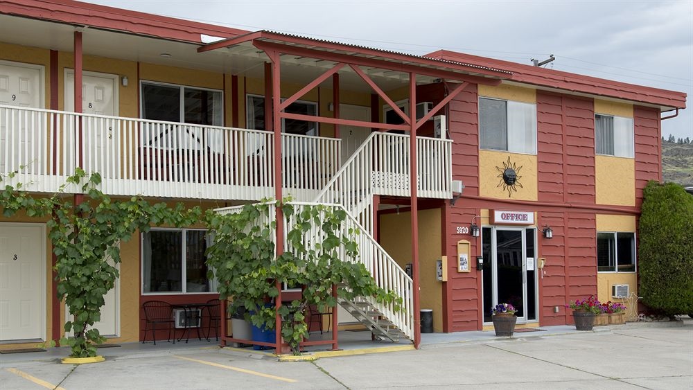 The Maple Leaf Motel Inn Towne