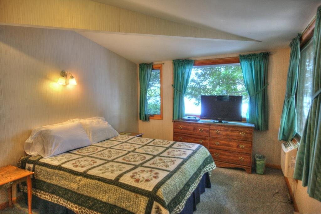 Glenmoore Lakeside Lodge  and  Motel