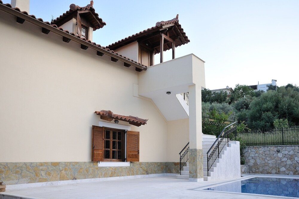 Family Maisonette With Pool Near Beach