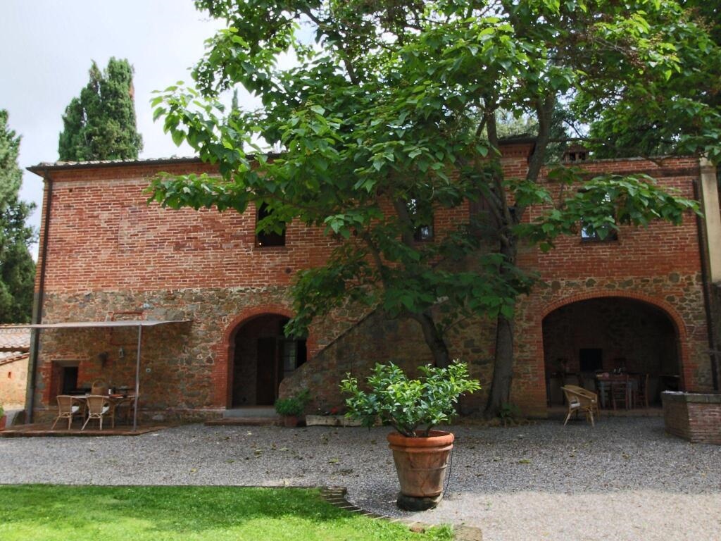 Cozy Villa In Sinalunga With Terrace