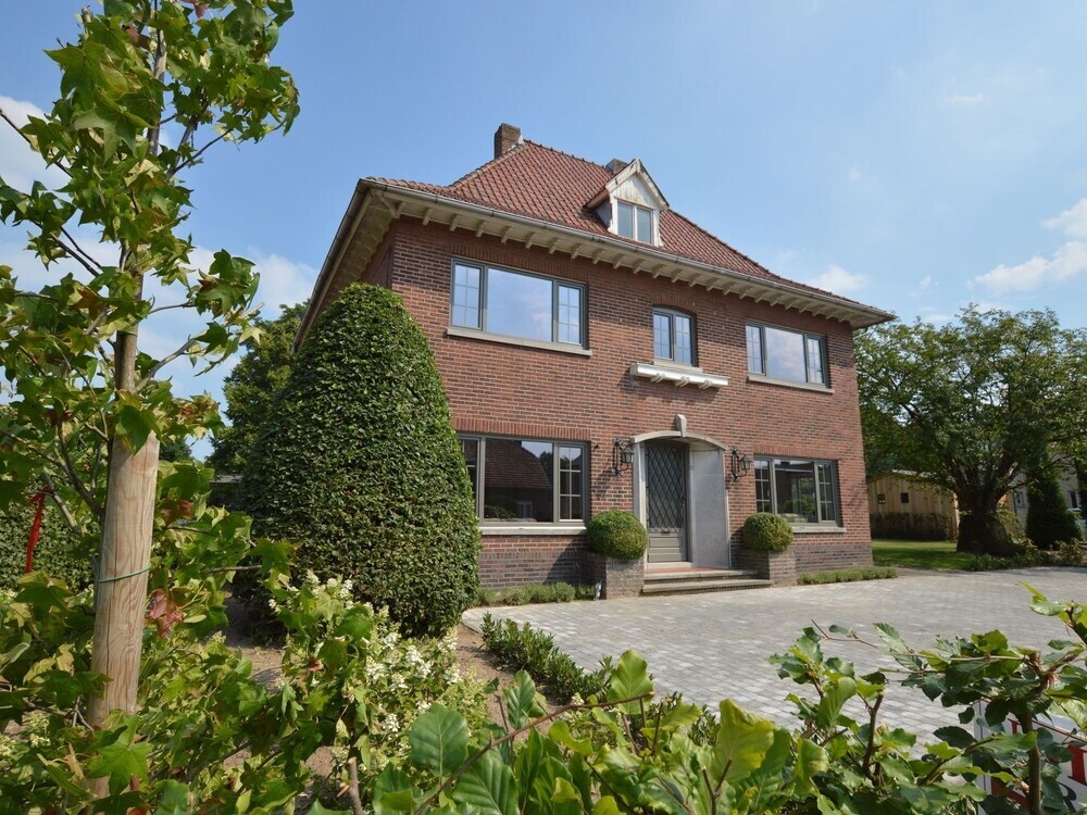 Magnificient Mansion in Peer With Spacious Garden