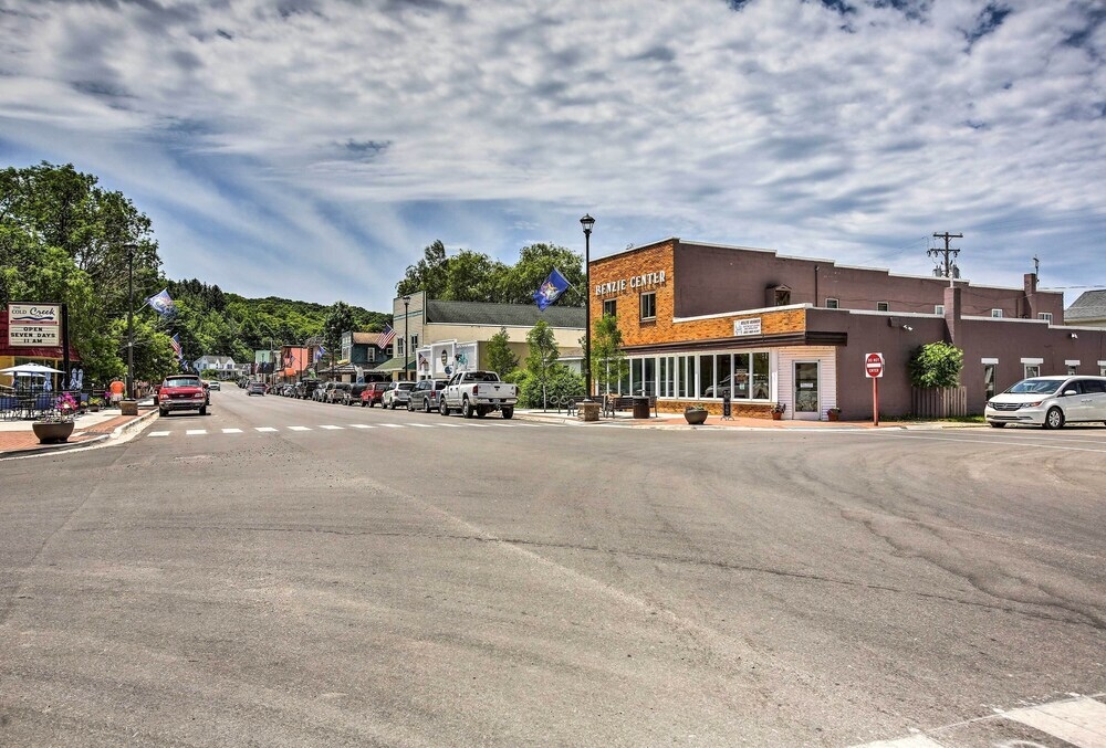 Elegant Stone Cottage: Steps To Crystal Lake Beach