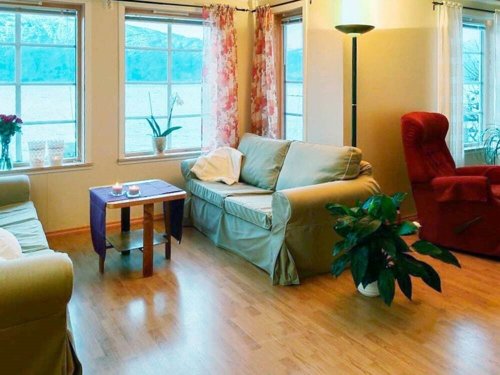 8 Person Holiday Home In Leikanger