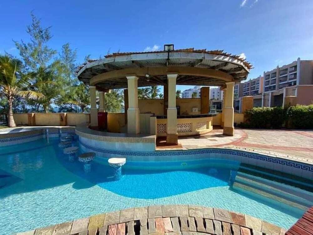 Cool Breeze Beachfront Apartments