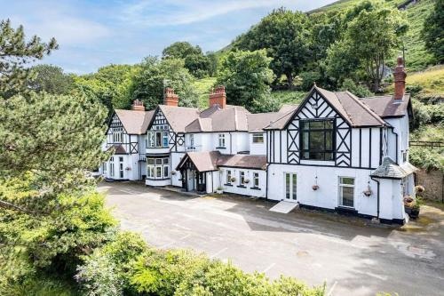 Delightful Holiday Home With Sea Views And Hot Tub