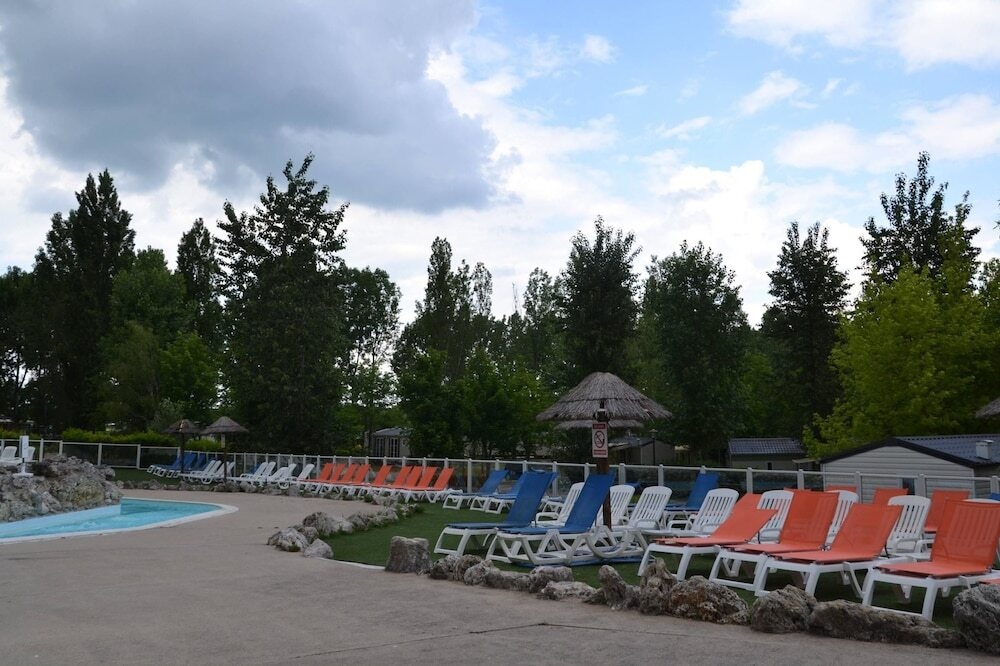 Bungalow With 2 Bedrooms in Onzain, With Terrace